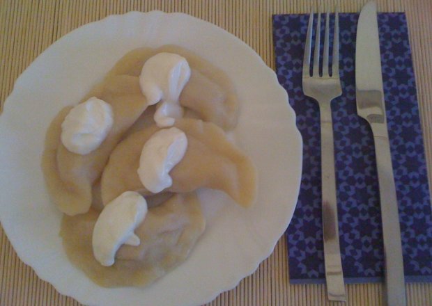 Fotografia przedstawiająca Pierogi z truskawkami i jogurtem greckim
