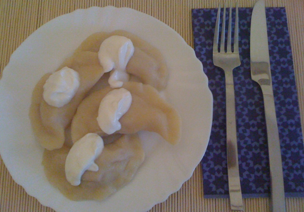 Pierogi z truskawkami i jogurtem greckim foto