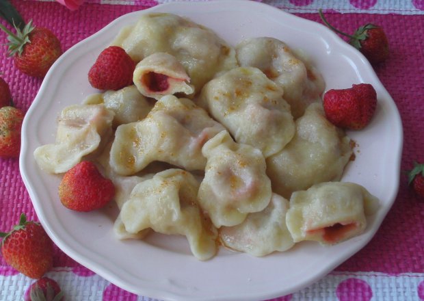 Fotografia przedstawiająca Pierogi z truskawkami i masełkiem
