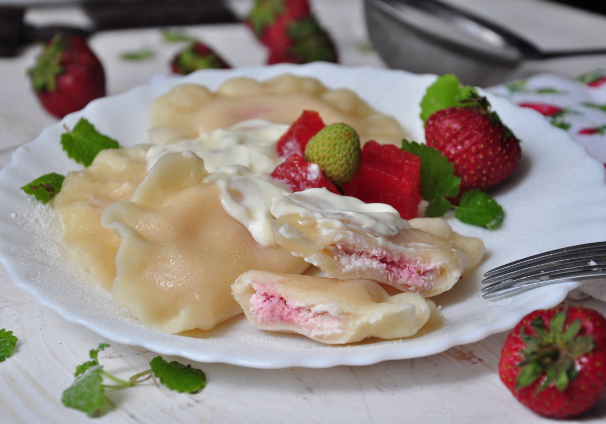 pierogi z truskawkami i serem DoradcaSmaku.pl