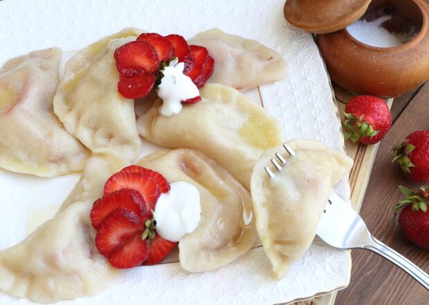 Fotografia przedstawiająca Pierogi z truskawkami i serem
