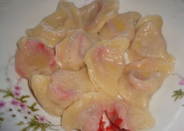 Fotografia przedstawiająca Pierogi z truskawkami i z masłem