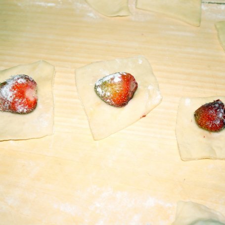 Krok 3 - Pierogi z truskawkami pod cynamonową pierzynką foto