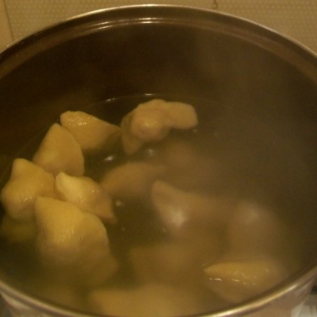 Krok 5 - Pierogi z truskawkami z sosem waniliowym foto