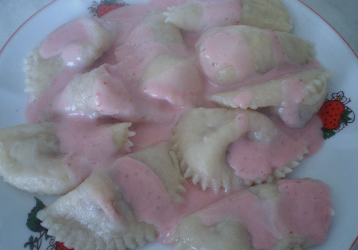 Pierogi z truskawkami foto