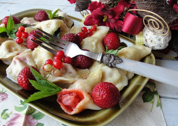 Fotografia przedstawiająca Pierogi z truskawkami