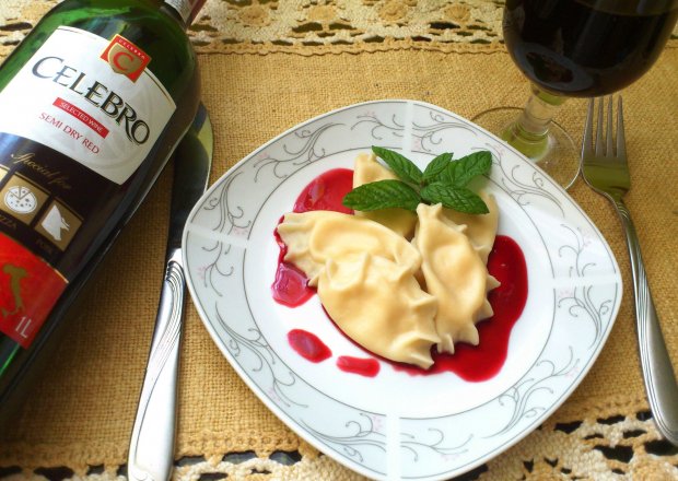 Fotografia przedstawiająca Pierogi z waniliowym serkiem i sosem z czerwonego wina