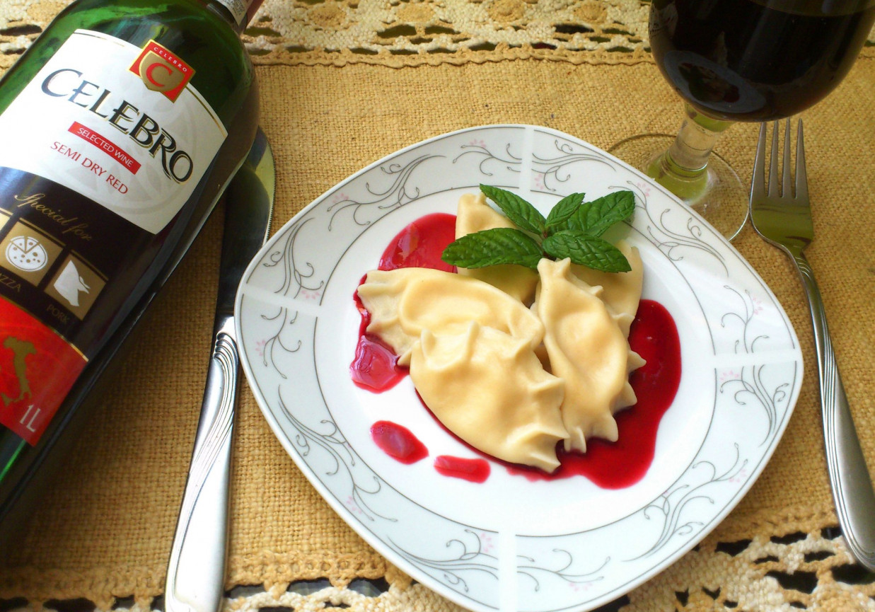 Pierogi z waniliowym serkiem i sosem z czerwonego wina foto