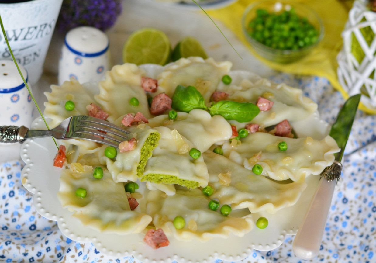 Pierogi z zielonym groszkiem i ziołami foto