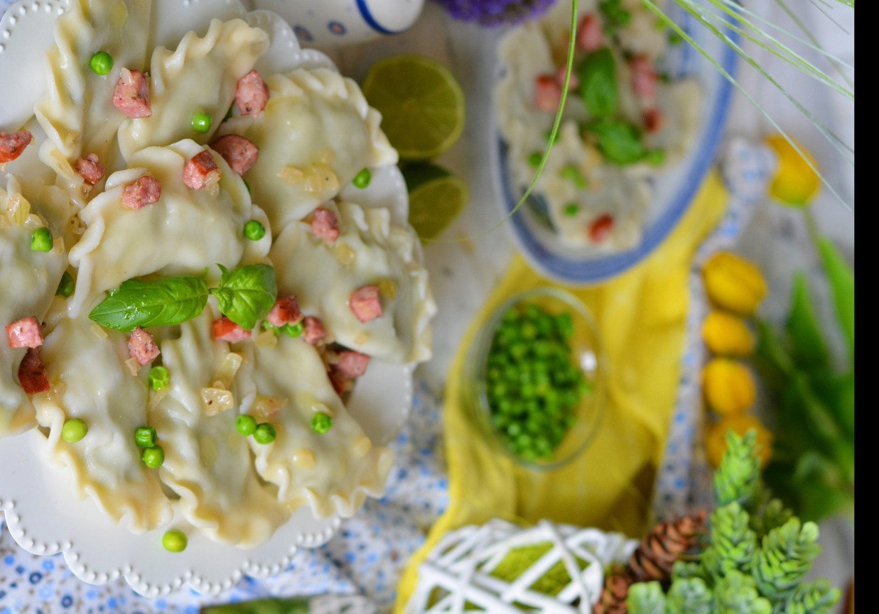 Pierogi z zielonym groszkiem i ziołami foto
