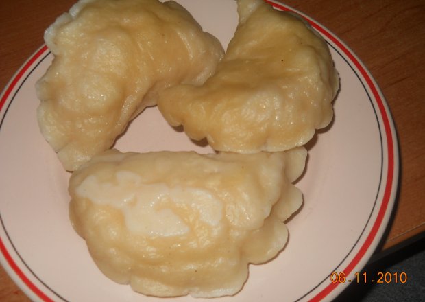 Fotografia przedstawiająca pierogi z  ziemniakam i serem i papryką