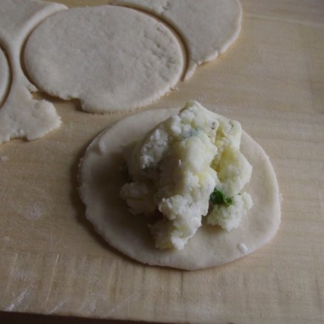 Krok 5 - Pierogi z ziemniakami, fetą i bazylią foto