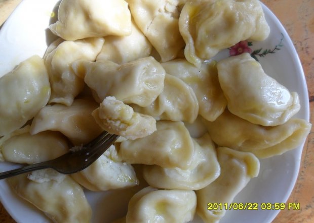 Fotografia przedstawiająca Pierogi z ziemniakami i serem topionym