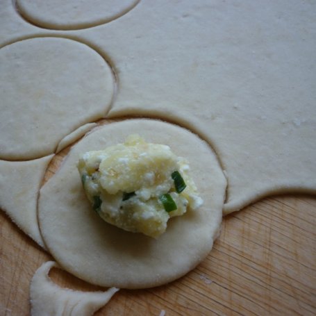 Krok 2 - Pierogi z ziemniakami, serem i miętą foto