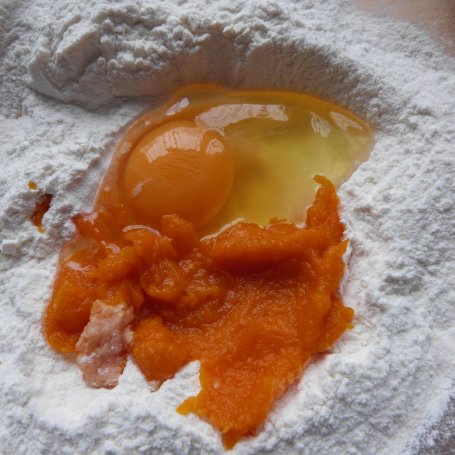 Krok 1 - Pierogi ze śliwkami i bananami foto