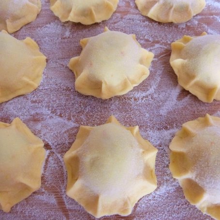 Krok 6 - Pierogi ze śliwkami i bananami foto