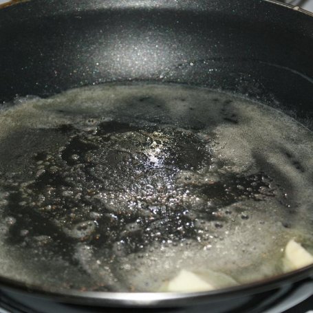 Krok 2 - Pierogi ze szpinakiem i białym serem polane tymiankowym masełkiem foto