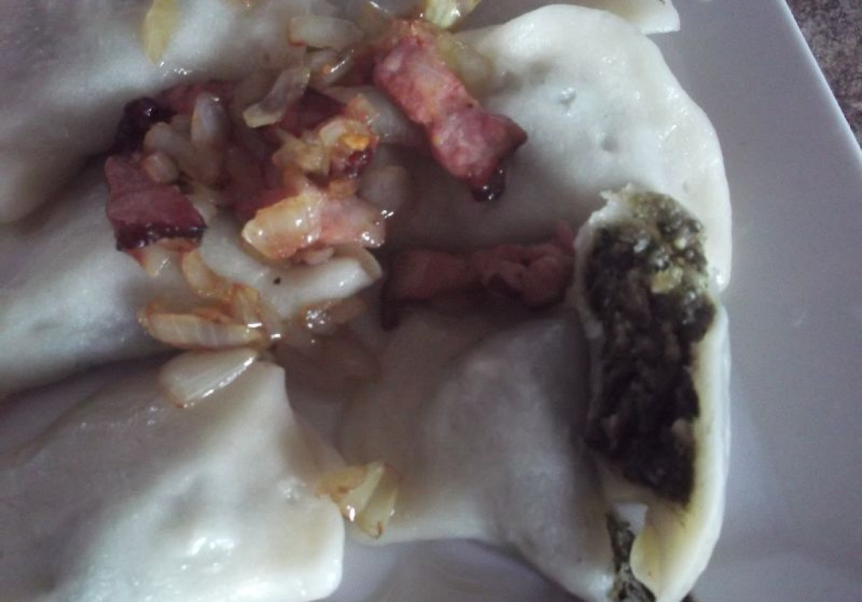 Pierogi ze szpinakiem okraszone cebulą i boczkiem foto