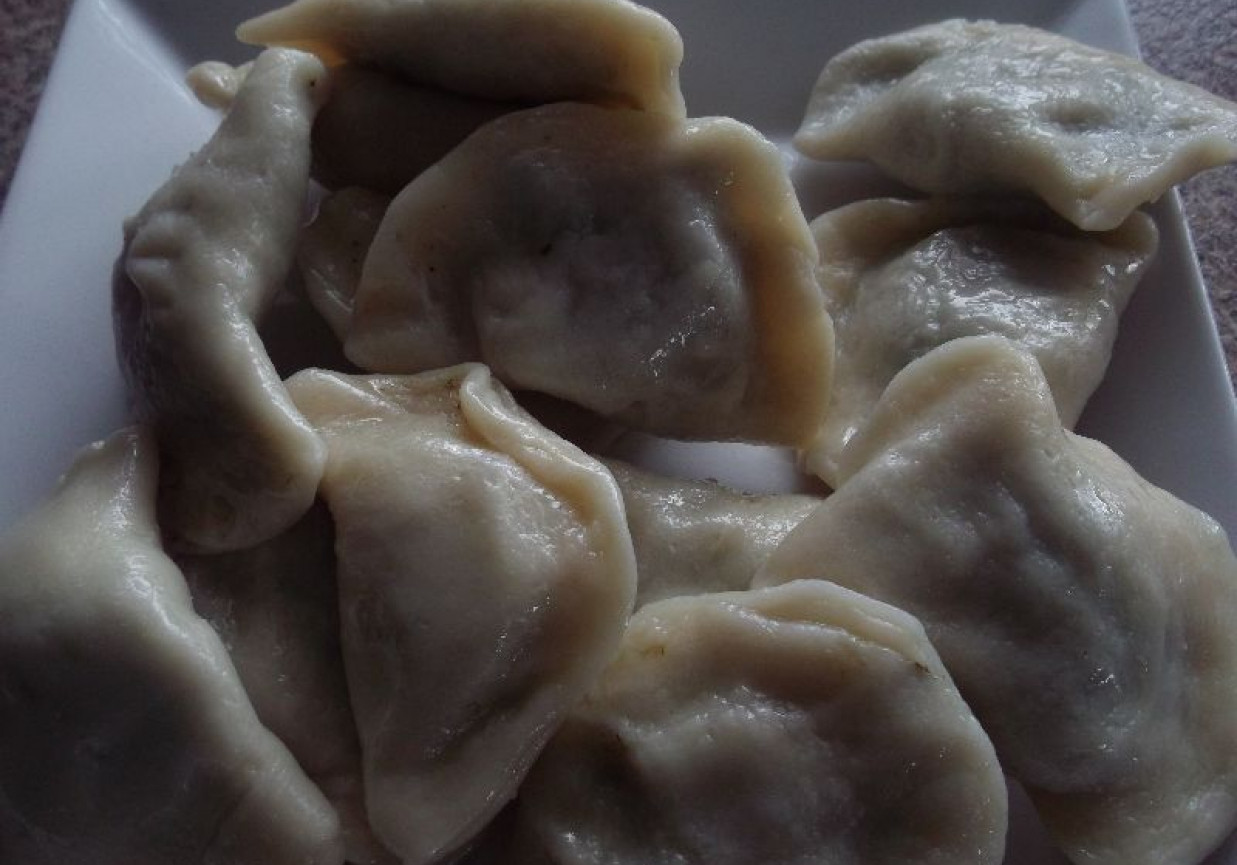 Pierogi ze szpinakiem okraszone cebulą i boczkiem foto