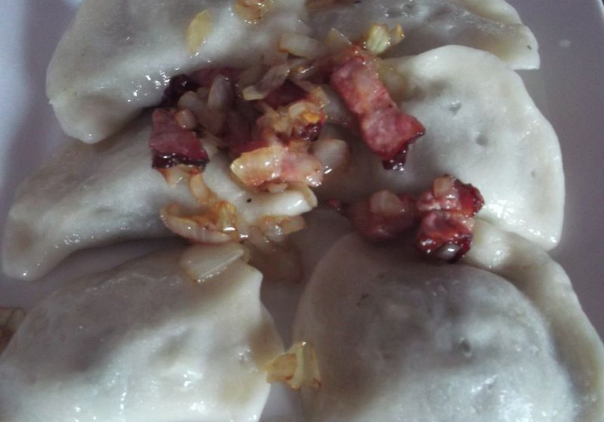 Pierogi ze szpinakiem okraszone cebulą i boczkiem foto