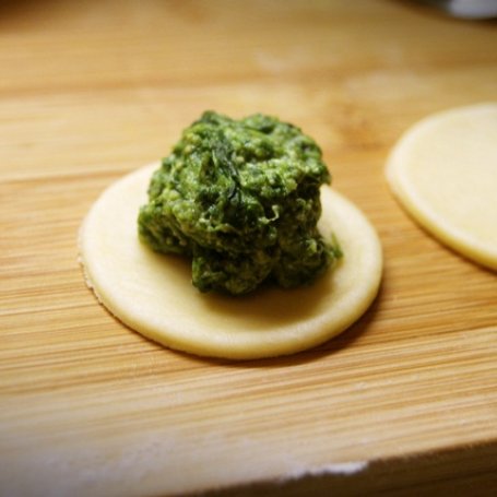 Krok 4 - Pierożki drożdżowe z ricottą i szpinakiem foto