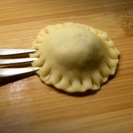 Krok 6 - Pierożki drożdżowe z ricottą i szpinakiem foto