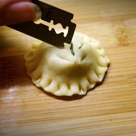 Krok 7 - Pierożki drożdżowe z ricottą i szpinakiem foto