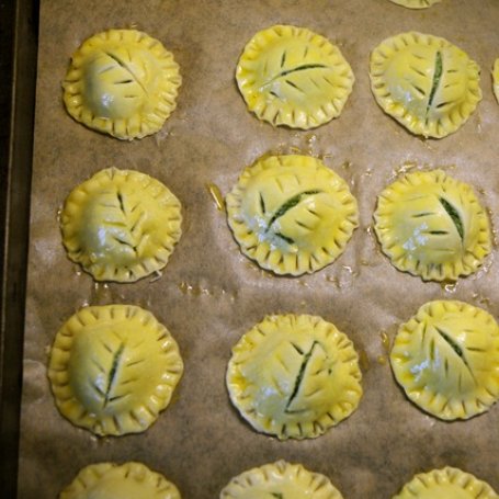 Krok 8 - Pierożki drożdżowe z ricottą i szpinakiem foto