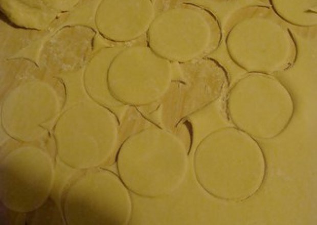 Fotografia przedstawiająca Pierożki drożdżowe z serem (ciasto)