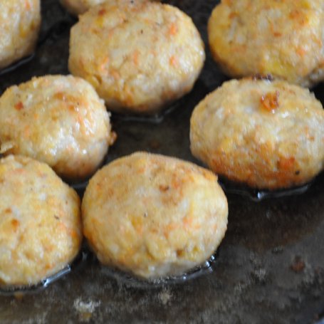 Krok 5 - Pierożki tortellini w sosie pieczarkowym z pulpecikami z soczewicą foto