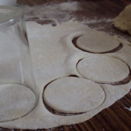Krok 2 - Pierożki \"Wiśniowe cudeńka\" foto