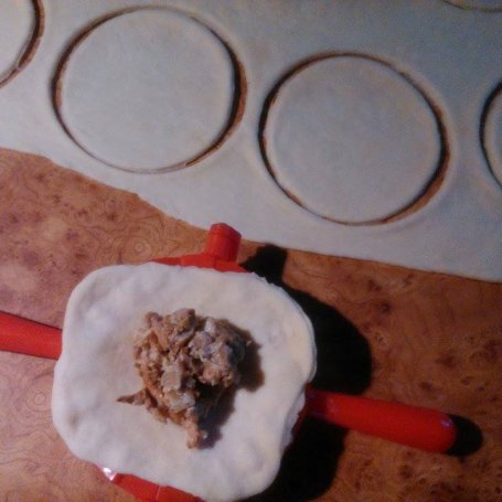 Krok 3 - Pierożki z grzybkami kurkami foto