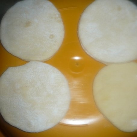 Krok 1 - pierożki z kiełbasą foto