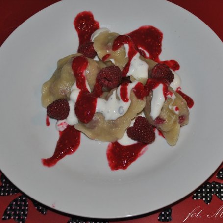 Krok 3 - Pierożki z malinami w waniliowej kołderce foto