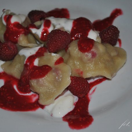 Krok 2 - Pierożki z malinami w waniliowej kołderce foto