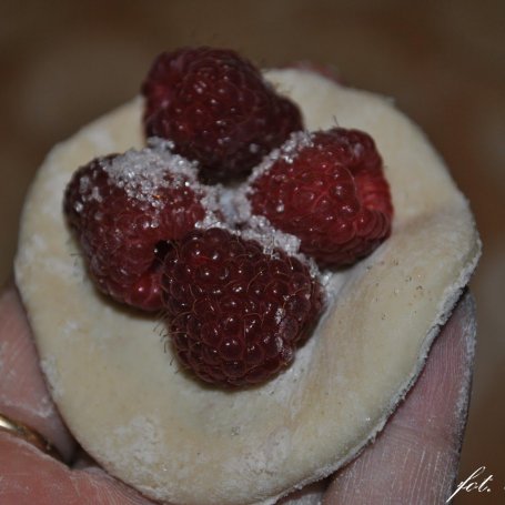 Krok 1 - Pierożki z malinami w waniliowej kołderce foto