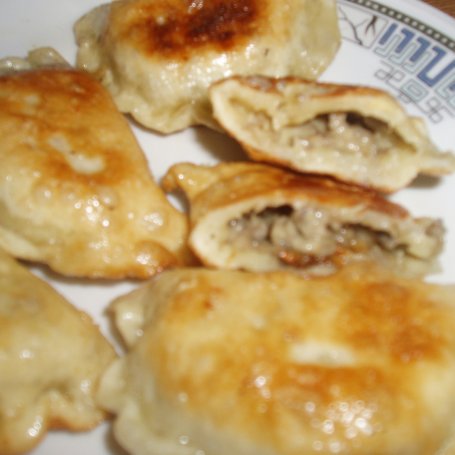 Krok 3 - PIEROŻKI Z PIECZARKAMI I SEREM ŻÓŁTYM foto