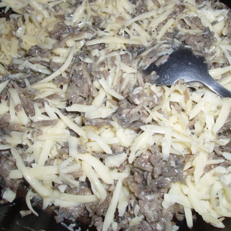 Krok 1 - PIEROŻKI Z PIECZARKAMI I SEREM ŻÓŁTYM foto