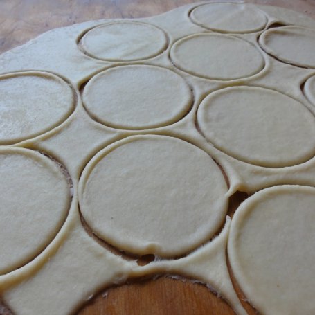 Krok 1 - Pierożki z porzeczkami foto