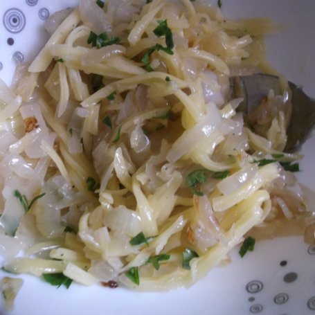 Krok 1 - Pierożki z serem żółtym i cebulą. foto