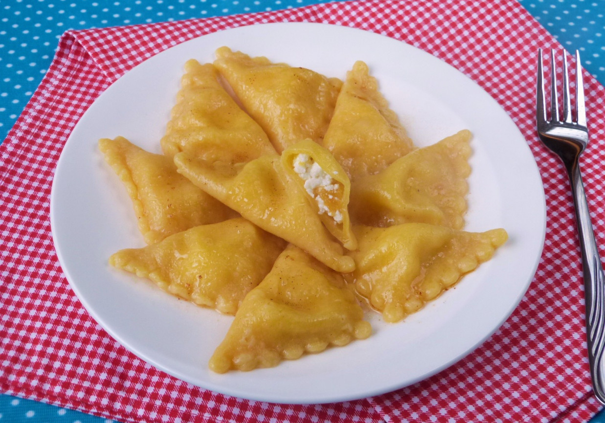 Pierożki z waniliowym serem i brzoskwiniami foto