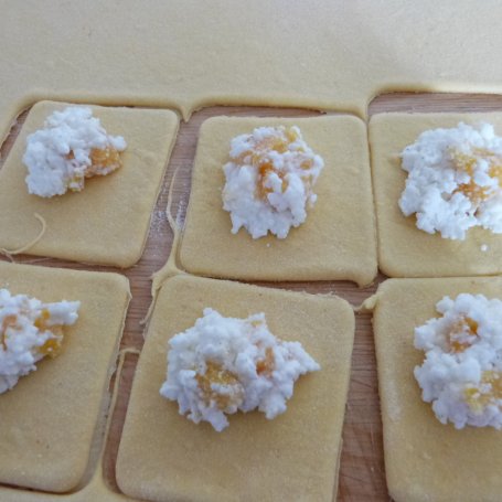 Krok 5 - Pierożki z waniliowym serem i brzoskwiniami foto
