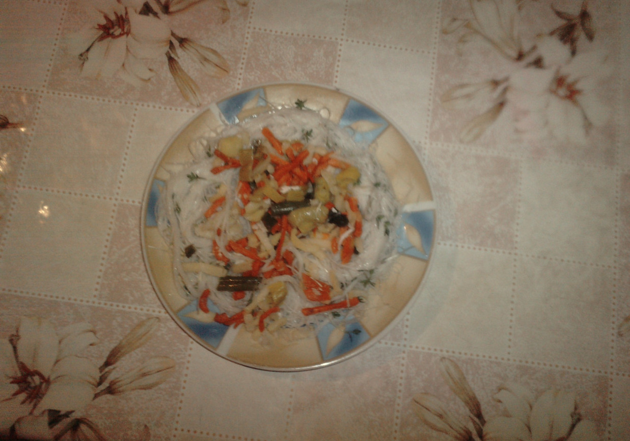 Pierś gotowana z makaronem ryżowym i warzywami foto