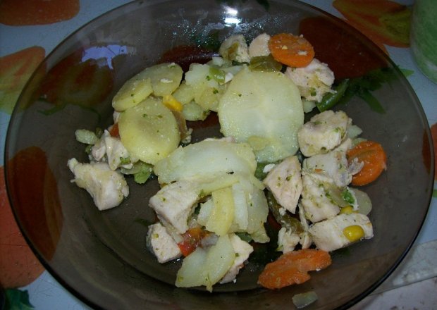 Fotografia przedstawiająca pierś gotowana z warzywami
