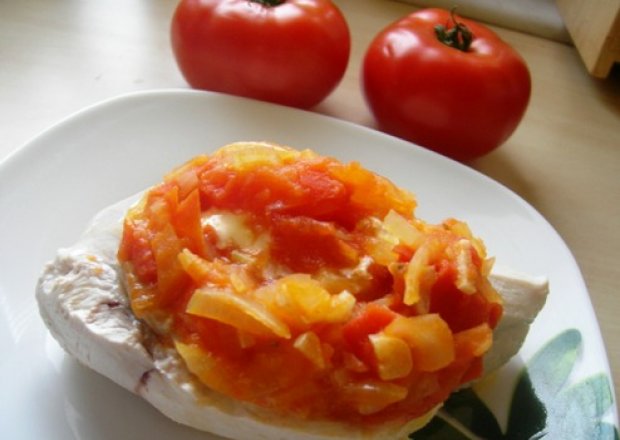 Fotografia przedstawiająca Pierś kurczaka faszerowana pomidorami i serem