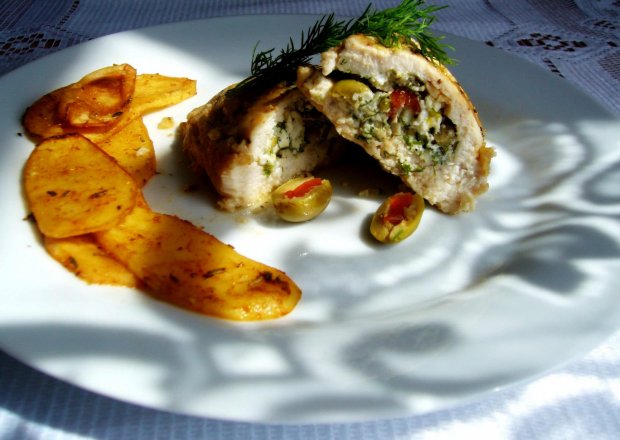 Fotografia przedstawiająca Pierś kurczaka faszerowana serem feta i oliwkami