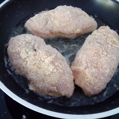 Krok 3 - pierś kurczaka faszerowana serem pleśniowym i żurawiną foto