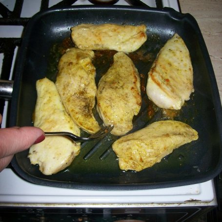 Krok 2 - pierś kurczaka w kostce rosołowej foto