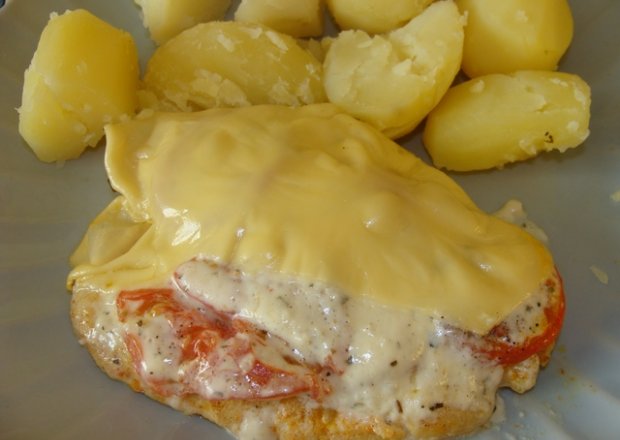 Fotografia przedstawiająca pierś kurczaka w pomidorach pod chmurką