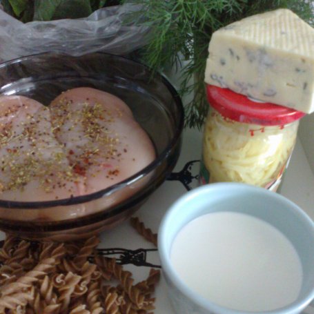Krok 1 - pierś kurczaka  z bambusem i szpinakiem w sosie z sera pleśniowego foto